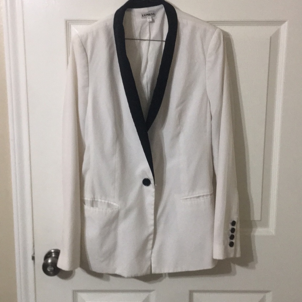 Express woman white & black blazor ?